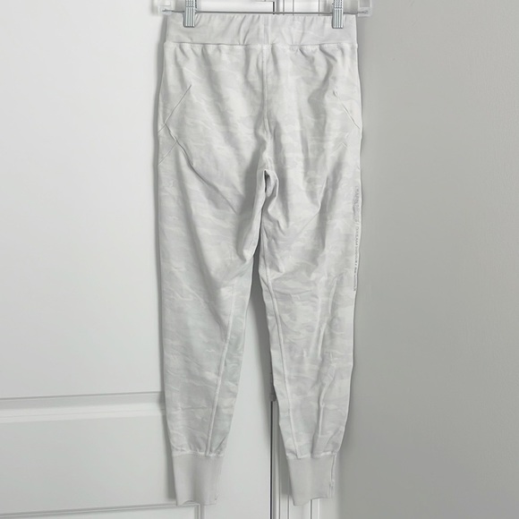 Alphalete Surface Expanse Camo Jogger Leggings Size Small - Picture 2 of 6
